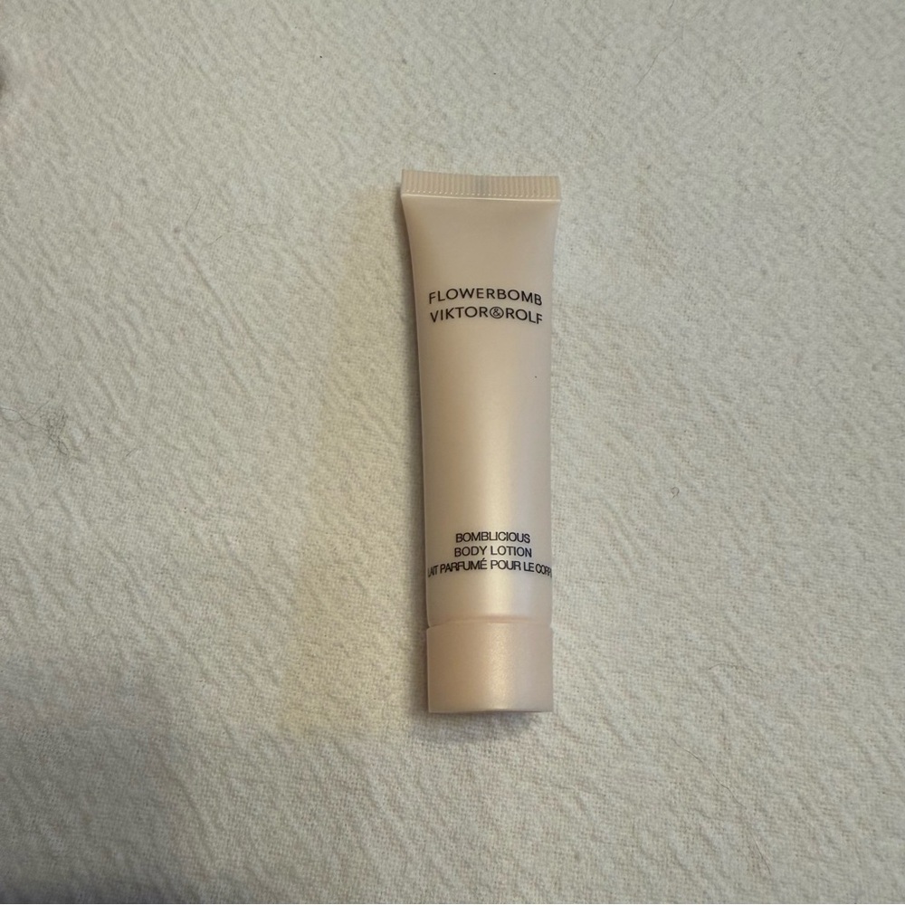 Viktor & Rolf Flowerbomb Flower BombTravel Set - Lotion Body Balm - Picture 9 of 9